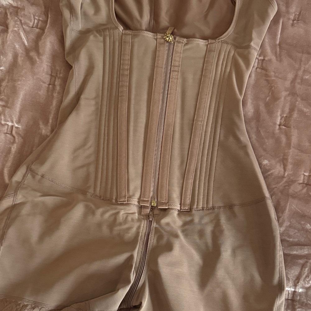 Girdle "FAJA" sz L after Liposuction, brand new! Never been used